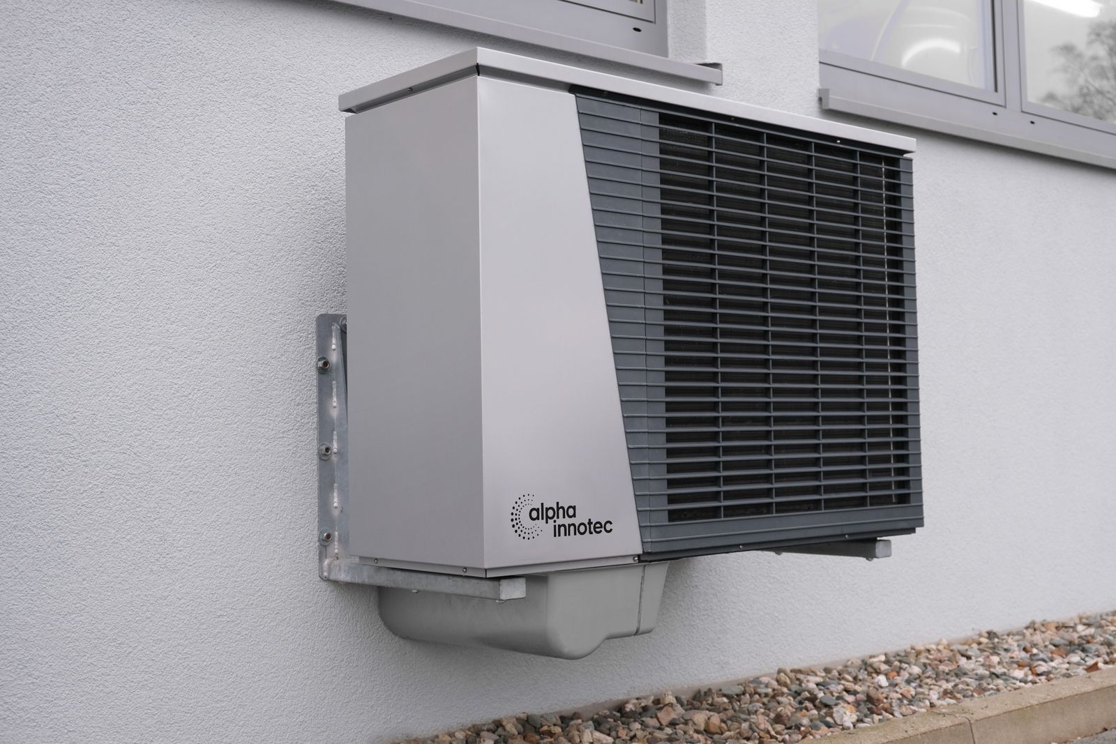 Moderne Wärmepumpe an einer Hauswand (Platzhalter)